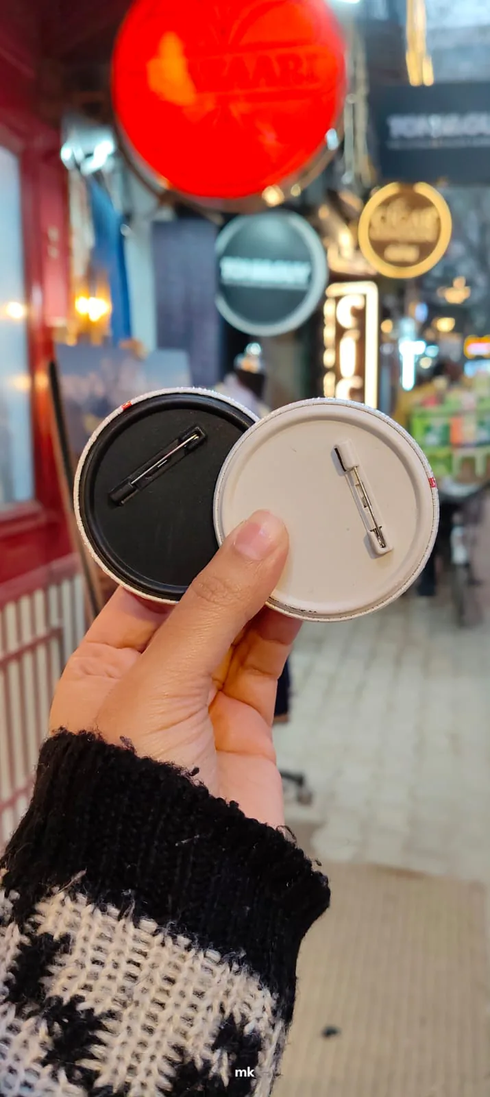 Custom round button badges held at Sidamhk